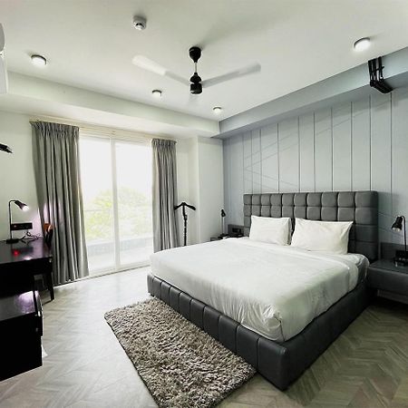 Bedchambers Serviced Apartments - Cyber City Гургаон Экстерьер фото