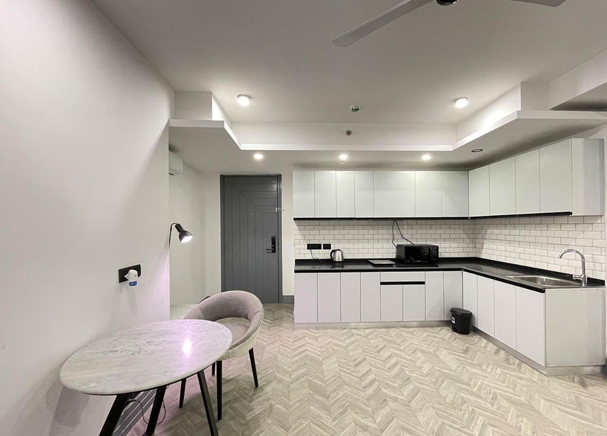 Bedchambers Serviced Apartments - Cyber City Гургаон Экстерьер фото