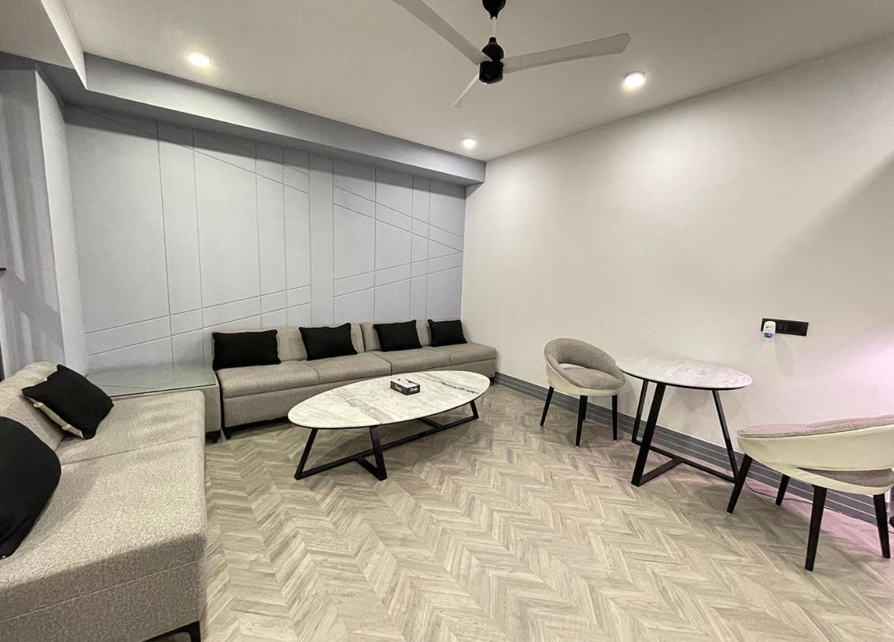 Bedchambers Serviced Apartments - Cyber City Гургаон Экстерьер фото