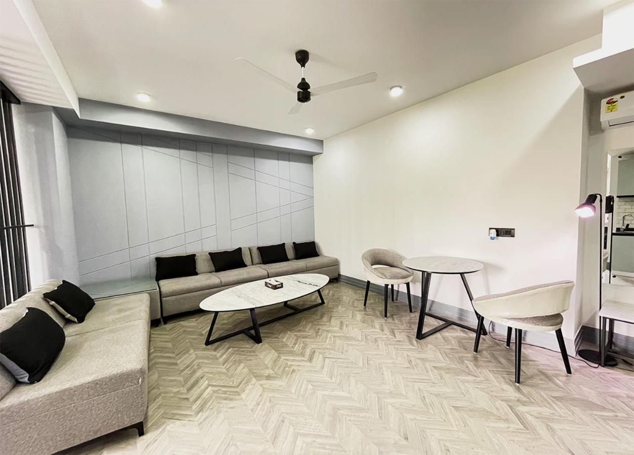Bedchambers Serviced Apartments - Cyber City Гургаон Экстерьер фото