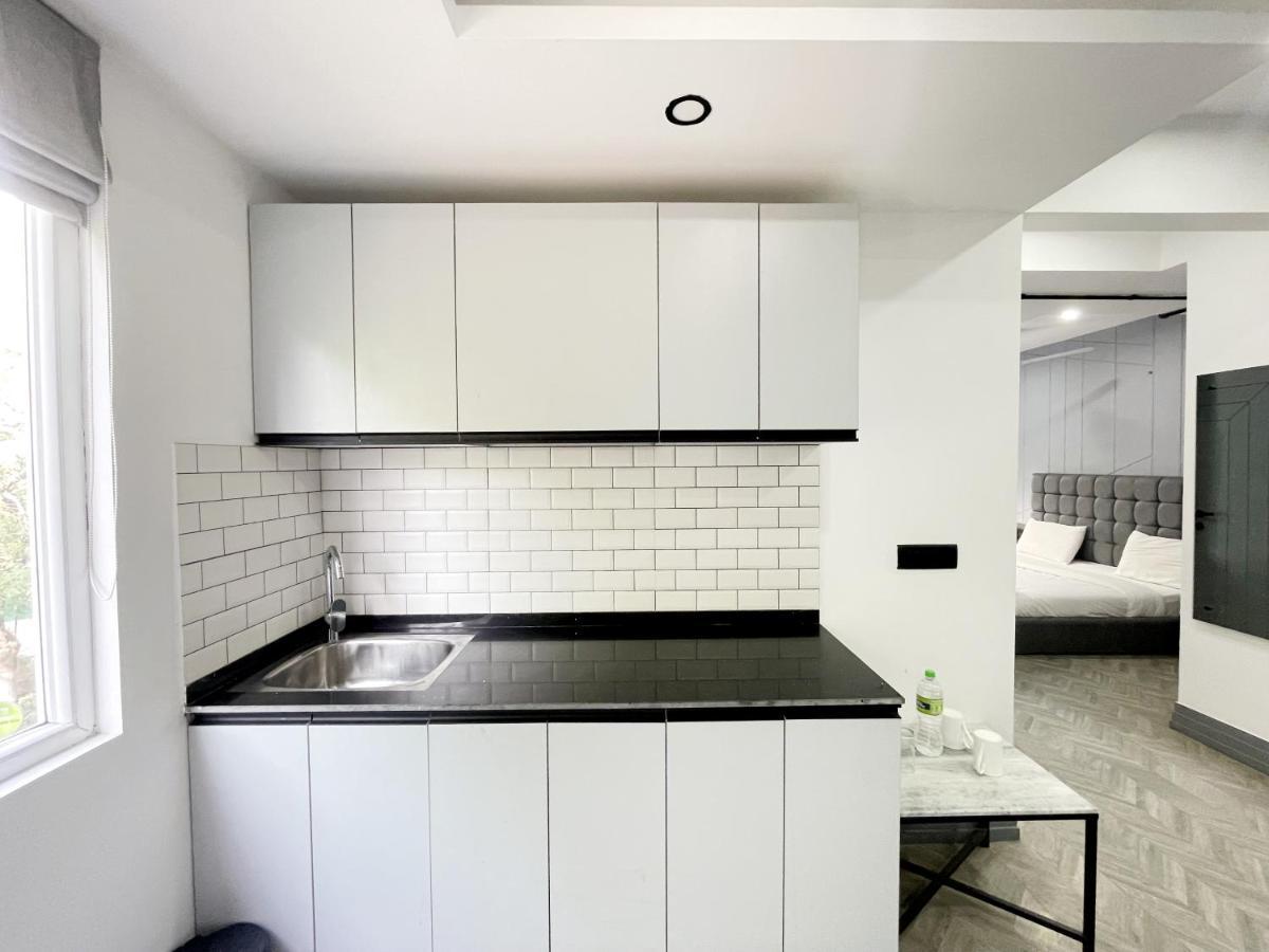 Bedchambers Serviced Apartments - Cyber City Гургаон Экстерьер фото